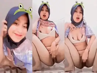 Bokep Indo ABG Hijab Binal Colmek Dalam Kamar poster