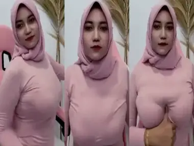 Cewek Tetek Gede Live Pamer Body WOT Sange Total poster