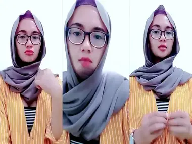 Yulia Ukhty Nakal Pamer Belahan Susu Montok poster